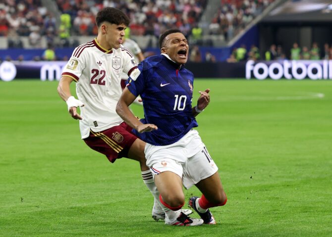 Frankreichs Kylian Mbappé setzt sich im WM-Halbfinale gegen Spaniens Abwehrspieler Pau Cubarsí durch, gespielt im Dallas Stadium in Arlington, Texas, am 14. Juli 2026. (Florencia Tan Jun / Getty Images)