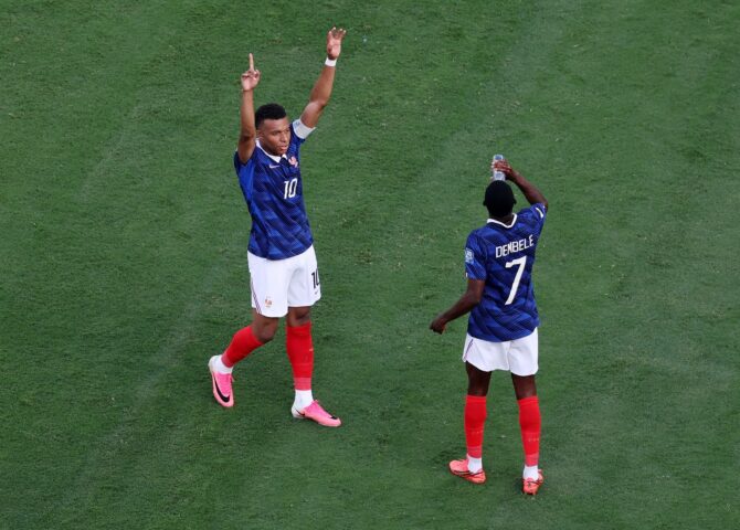Kylian Mbappé (Nummer 10) von Frankreich bejubelt mit Ousmane Dembélé (Nummer 7) den Treffer zum 1:0 im Sechzehntelfinale der WM 2026 gegen Schweden. Die Szene entstand am 30. Juni 2026 im New York New Jersey Stadium in East Rutherford, New Jersey. Justin Setterfield / Getty Images