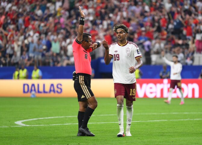 Spaniens Lamine Yamal beschwert sich beim WM-2026-Halbfinale gegen Frankreich am 14. Juli 2026 im Dallas Stadium in Arlington bei Schiedsrichter Ivan Barton, nachdem sein Treffer wegen einer Abseitsstellung aberkannt wurde. (David Ramos / Getty Images)