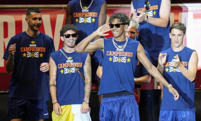 Spaniens Jungstar Lamine Yamal feiert bei der Weltmeister-Parade am 20. Juli 2026 auf der Bühne in Madrid den Gewinn der WM 2026. (Diego Souto / Getty Images Europe via Getty Images)