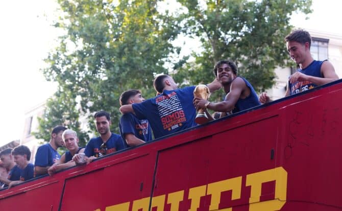 Lamine Yamal stemmt den WM-Pokal bei der Weltmeister-Parade der spanischen Nationalmannschaft am 20. Juli 2026 in Madrid in die Höhe. (Aitor Alcalde / Getty Images Europe via Getty Images)