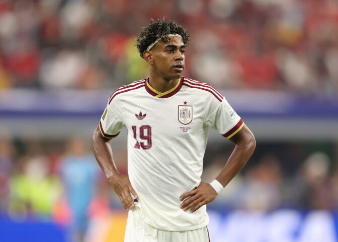 Spaniens Lamine Yamal beobachtet das Geschehen im Achtelfinale der WM 2026 gegen Portugal am 6. Juli 2026 im Dallas Stadium in Arlington. (Molly Darlington / Getty Images North America via Getty Images)