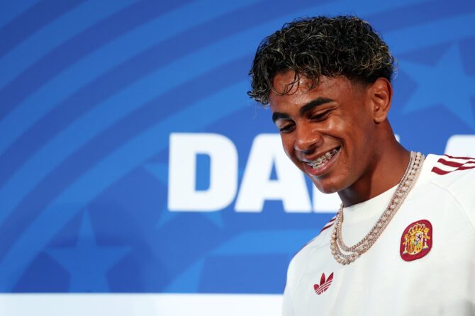 Spaniens Offensivspieler Lamine Yamal zeigt sich bei seiner Ankunft vor der Pressekonferenz im Dallas Stadium in Arlington, Texas, am 13. Juli 2026 gut gelaunt. (Florencia Tan Jun / Getty Images)