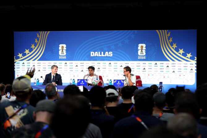 Spaniens Ausnahmetalent Lamine Yamal spricht am 13. Juli 2026 bei einer Pressekonferenz im Dallas Stadium in Arlington, Texas, zu den Journalisten. (Florencia Tan Jun / Getty Images)
