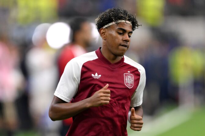 Spaniens Ausnahmetalent Lamine Yamal wärmt sich vor dem WM-Halbfinale gegen Frankreich im Dallas Stadium in Arlington, Texas, am 14. Juli 2026 auf. (David Ramos / Getty Images)