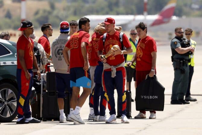 Aymeric Laporte trägt den WM-Pokal bei der Ankunft der spanischen Mannschaft in Madrid.