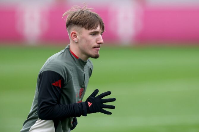 Lennart Karl von Bayern München konzentriert sich beim Abschlusstraining an der Säbener Straße, wo sich der deutsche Rekordmeister am 17. März 2026 auf das Achtelfinal-Rückspiel der Champions League 2025/26 vorbereitet. (Alexander Hassenstein / Getty Images Europe via Getty Images)