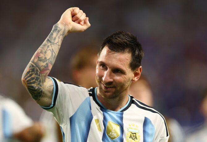 Argentiniens Kapitän Lionel Messi applaudiert den Fans nach dem 3:2-Erfolg im WM-2026-Sechzehntelfinale gegen Kap Verde. Die Begegnung fand am 3. Juli 2026 im Miami Stadium in Miami Gardens, Florida, statt. (Robert Cianflone / Getty Images North America via Getty Images)