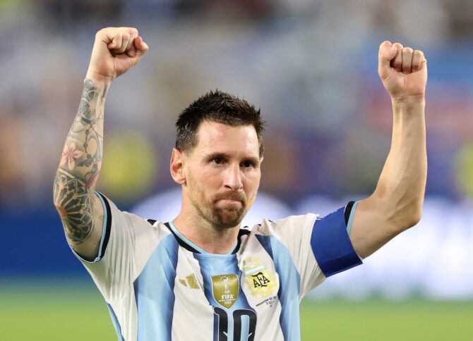 Lionel Messi bedankt sich mit erhobenen Fäusten bei den Fans, nachdem Argentinien im Sechzehntelfinale der WM 2026 am 3. Juli 2026 im Miami Stadium in Miami Gardens Kap Verde mit 3:2 besiegt hat. Darrian Traynor / Getty Images North America via Getty Images