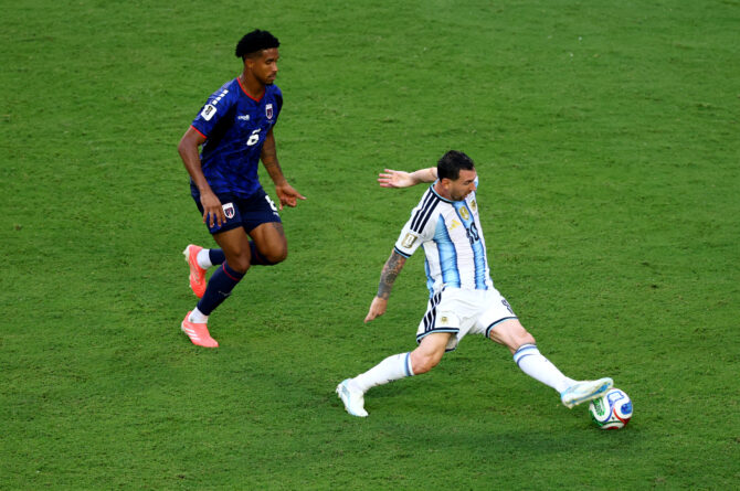 Lionel Messi behauptet den Ball unter Bedrängnis von Kevin Pina im WM-2026-Sechzehntelfinale zwischen Argentinien und Kap Verde am 3. Juli 2026 im Miami Stadium in Miami Gardens, Florida. (Foto: Megan Briggs/Getty Images)