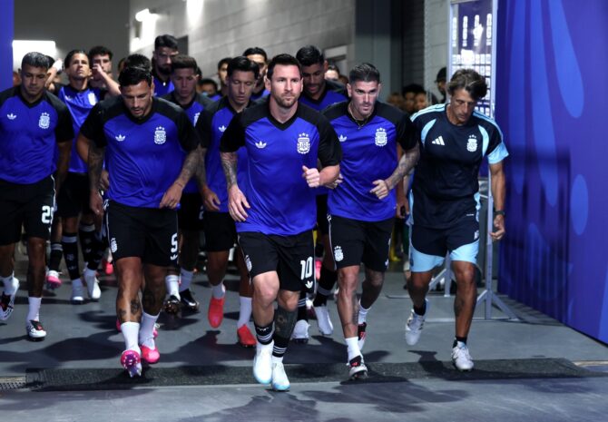 Argentiniens Kapitän Lionel Messi führt seine Teamkollegen vor dem WM-2026-Halbfinale gegen England am 15. Juli 2026 im Atlanta Stadium zum Aufwärmen auf den Rasen. (Buda Mendes / Getty Images)
