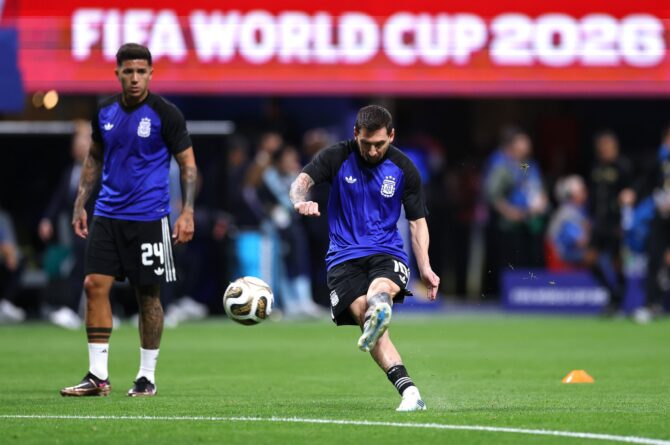 Argentiniens Superstar Lionel Messi wärmt sich vor dem WM-2026-Halbfinale gegen England am 15. Juli 2026 im Atlanta Stadium auf. (Buda Mendes / Getty Images)