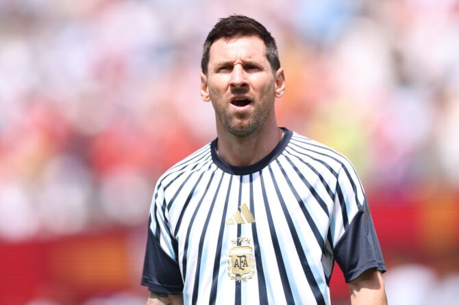 Argentiniens Kapitän Lionel Messi beim Aufwärmen vor dem WM-Finale 2026 gegen Spanien am 19. Juli 2026 im MetLife Stadium in East Rutherford. (Carl Recine / Getty Images North America via Getty Images)