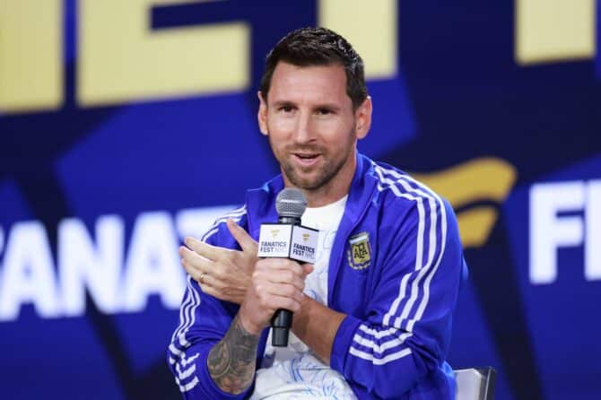 Lionel Messi spricht am 17. Juli 2026 beim Fanatics Fest im Javits Center in New York auf der Bühne. Der Argentinier stimmte sich dort auf das WM-Finale 2026 gegen Spanien ein. (Elsa / Getty Images North America via Getty Images)