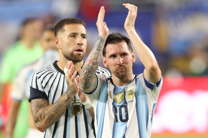 Lionel Messi bedankt sich nach dem 3:2-Sieg Argentiniens im WM-2026-Sechzehntelfinale gegen Kap Verde bei den Fans