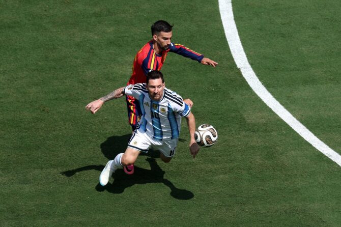 Lionel Messi behauptet den Ball gegen Spaniens Álex Baena im WM-Finale 2026 am 19. Juli 2026 im MetLife Stadium in East Rutherford. (Kevin C. Cox / Getty Images North America via Getty Images)