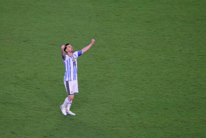 Lionel Messi, Kapitän der argentinischen Nationalmannschaft, ballt nach dem 3:2-Sieg im Sechzehntelfinale der WM 2026 gegen Kap Verde am 3. Juli 2026 im Miami Stadium in Miami Gardens jubelnd die Fäuste. Mike Stobe / Getty Images North America via Getty Images