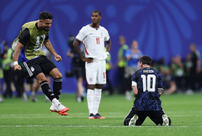 Lionel Messi feiert den 2:1-Sieg Argentiniens im Halbfinale der Fußball-Weltmeisterschaft 2026 gegen England im Atlanta Stadium.