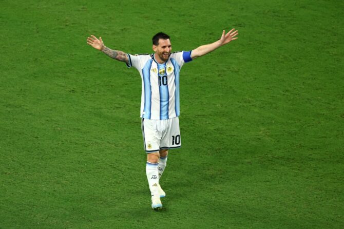 Lionel Messi bejubelt das dritte Tor Argentiniens im WM-2026-Sechzehntelfinale gegen Kap Verde, das durch ein Eigentor von Diney Borges fiel. Die Begegnung fand am 3. Juli 2026 im Miami Stadium in Miami Gardens, Florida, statt. (Megan Briggs / Getty Images North America via Getty Images)