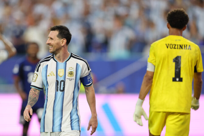 Lionel Messi reagiert während des WM-2026-Sechzehntelfinales zwischen Argentinien und Kap Verde am 3. Juli 2026 im Miami Stadium in Miami Gardens, Florida. (Foto: Michael Reaves/Getty Images)