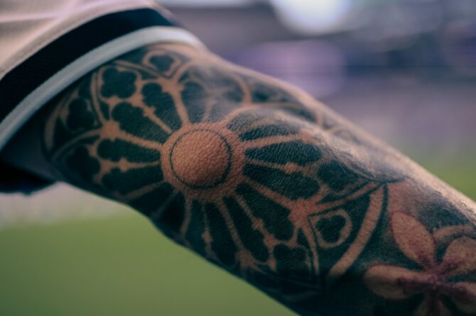 Detailaufnahme des Tattoo-Ärmels von Lionel Messi mit Kirchenfenster-Rosette und Lotusblume, aufgenommen beim WM-2026-Sechzehntelfinale gegen Kap Verde
