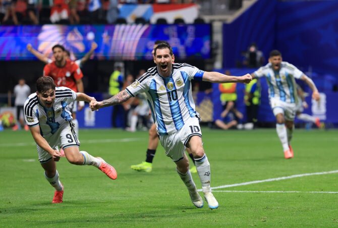 Argentiniens Superstar Lionel Messi bejubelt seinen Treffer zum zweiten argentinischen Tor im Achtelfinale der WM 2026 gegen Ägypten am 7. Juli 2026 im Atlanta Stadium. (Elsa / Getty Images North America via Getty Images)