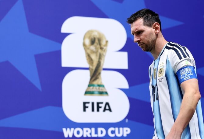 Argentiniens Kapitän Lionel Messi kommt zur zweiten Halbzeit des Achtelfinals der WM 2026 gegen Ägypten am 7. Juli 2026 aus dem Spielertunnel des Atlanta Stadium. (Buda Mendes / Getty Images North America via Getty Images)