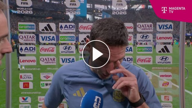 Argentiniens Trainer Lionel Scaloni bricht nach dem WM-Achtelfinale gegen Ägypten das Interview ab.