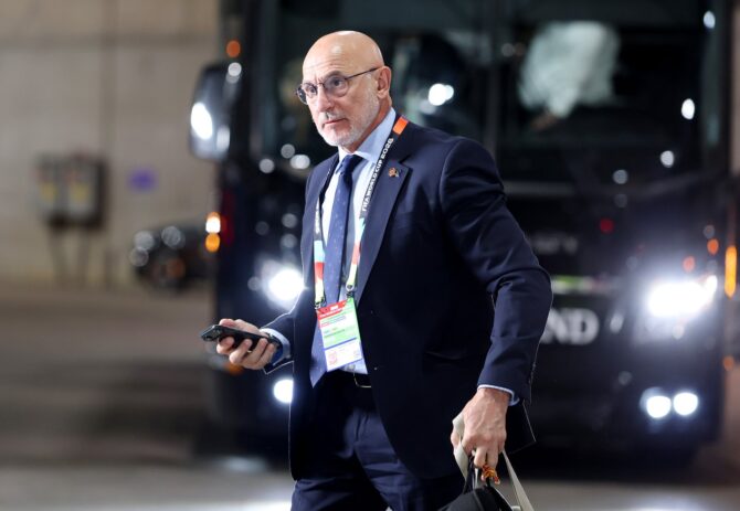 Luis de la Fuente kommt vor dem WM-Achtelfinale gegen Portugal am Dallas Stadium an