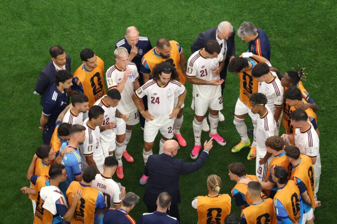 Spaniens Nationaltrainer Luis de la Fuente spricht während einer Trinkpause im Achtelfinale der WM 2026 gegen Portugal am 6. Juli 2026 im Dallas Stadium in Arlington zu seinen Spielern. (Kevin C. Cox / Getty Images North America via Getty Images)