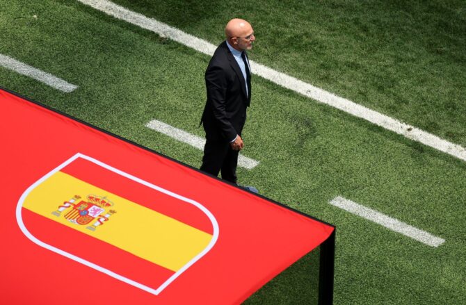 Spaniens Nationaltrainer Luis de la Fuente geht vor dem WM-2026-Viertelfinale gegen Belgien am 10. Juli 2026 im SoFi Stadium von Inglewood bei Los Angeles an der Seitenlinie entlang, im Vordergrund eine große spanische Fahne. (Alex Grimm / Getty Images North America via Getty Images)