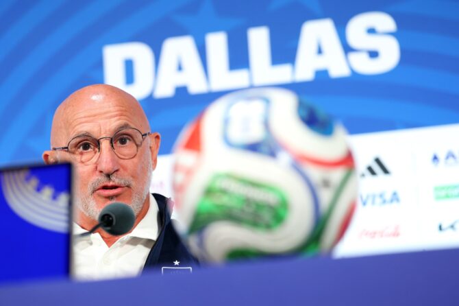 Spaniens Nationaltrainer Luis de la Fuente beantwortet am 13. Juli 2026 bei einer Pressekonferenz im Dallas Stadium in Arlington, Texas, die Fragen der Medien. (Florencia Tan Jun / Getty Images)