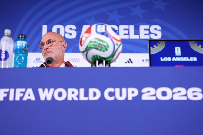 Spaniens Trainer Luis de la Fuente spricht auf der Pressekonferenz einen Tag vor dem Sechzehntelfinale der WM 2026 gegen Österreich. Aufgenommen im Los Angeles Stadium am 1. Juli 2026 in Inglewood. (Florencia Tan Jun / Getty Images)