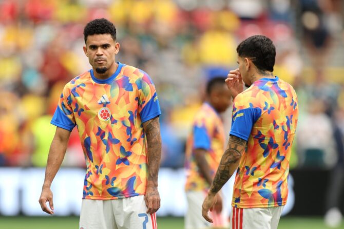 Kolumbiens Luis Díaz wärmt sich vor dem WM-Achtelfinale gegen die Schweiz auf. Aufgenommen am 7. Juli 2026 im BC Place in Vancouver. (Alex Grimm / Getty Images North America via Getty Images)