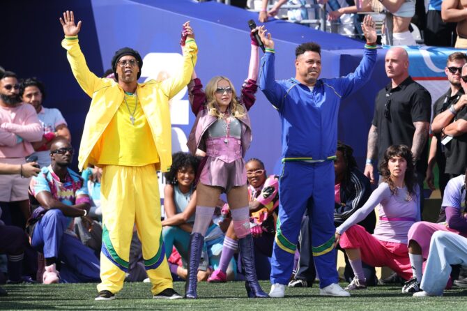 Madonna tritt gemeinsam mit den brasilianischen Weltmeistern Ronaldinho und Ronaldo in der Halbzeitshow des WM-Finales 2026 am 19. Juli 2026 im MetLife Stadium auf. (Carl Recine / Getty Images North America via Getty Images)