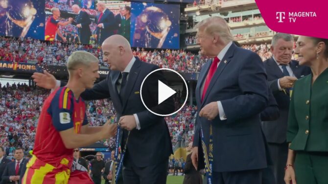 Die spanischen Spieler erhalten nach dem WM-Finale 2026 ihre Goldmedaillen und den Pokal