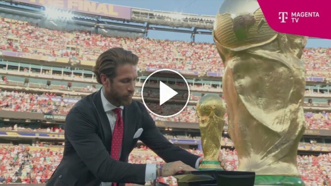 Sergio Ramos bringt den WM-Pokal ins MetLife Stadium, Donald Trump und Gianni Infantino betreten das Feld