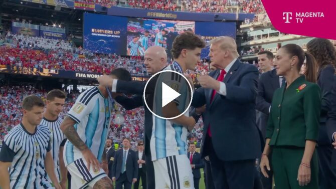 Die argentinischen Spieler holen sich nach dem verlorenen WM-Finale 2026 die Silbermedaillen ab