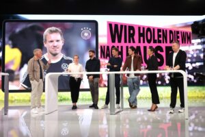Johannes B. Kerner, Tabea Kemme, Thomas Müller, Jürgen Klopp, Mats Hummels, Laura Wontorra und Wolff-Christoph Fuss (von links) bei der Vorstellung des MagentaTV-Teams für die WM 2026 am 23. März 2026 in Ismaning. (Alexander Hassenstein / Getty Images)