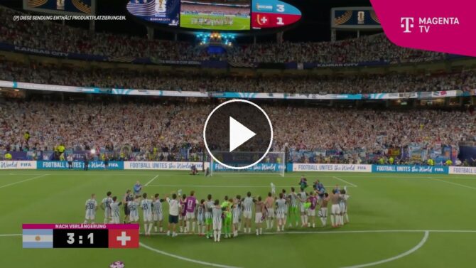 Argentiniens Mannschaft feiert nach dem 3:1 im WM-Viertelfinale gegen die Schweiz vor der Fankurve in Kansas City.