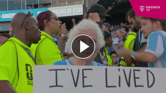 Influencer-Oma Pauline Kana alias Gangster Granny zeigt im Arrowhead Stadium von Kansas City ihr Banner beim WM-Viertelfinale.