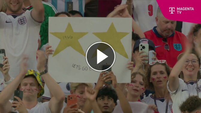 England-Fans feiern mit einem Banner mit zwei Sternen den Einzug ins WM-2026-Halbfinale nach dem Sieg gegen Norwegen.