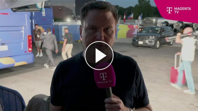 MagentaTV-DFB-Moderator Thomas Wagner spricht bei der Rückreise des DFB-Teams über das deutsche WM-Aus gegen Paraguay.
