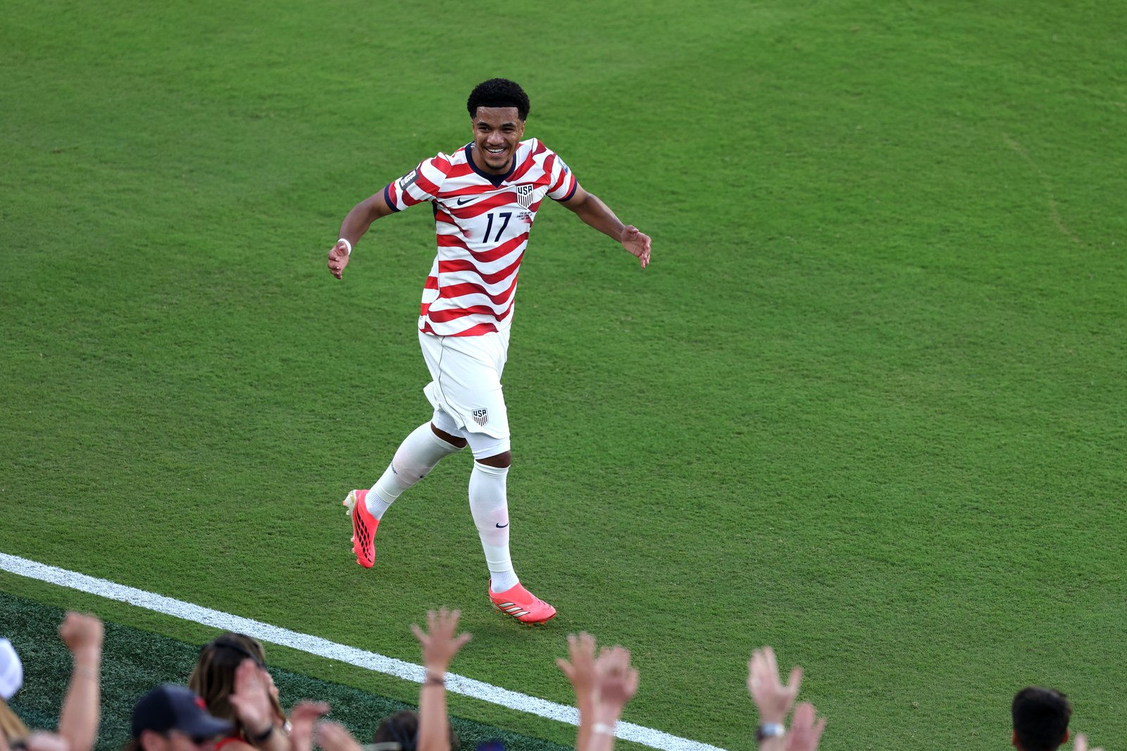 US-Mittelfeldspieler Malik Tillman bejubelt sein Tor zum 2:0 im Sechzehntelfinale der WM 2026 gegen Bosnien und Herzegowina. Aufgenommen im San Francisco Bay Area Stadium am 1. Juli 2026 in Santa Clara. (Michael Steele / Getty Images)
