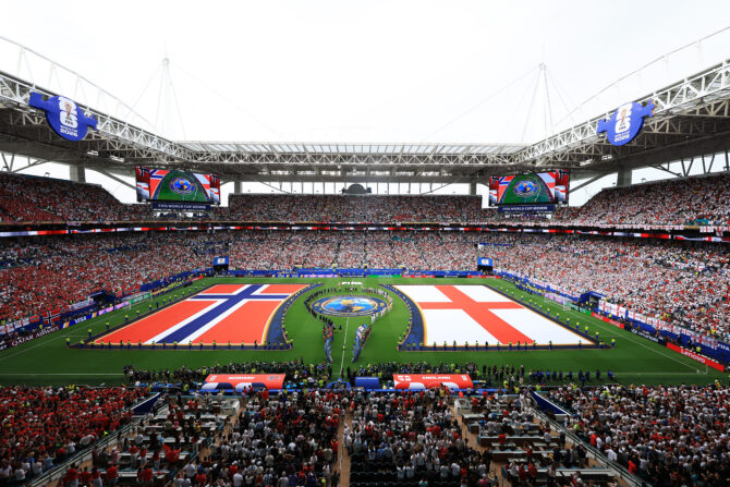 MIAMI GARDENS, USA - 11. Juli 2026: Die Mannschaften von Norwegen und England sowie das Schiedsrichtergespann stellen sich vor dem Viertelfinale der WM 2026 im Miami Stadium zum Einlaufen auf. (Foto: Elsa/Getty Images)