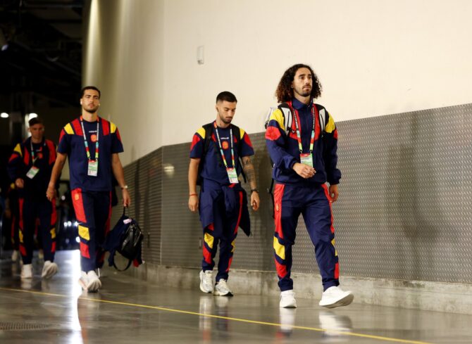 Spaniens Marc Cucurella (Nummer 24) trifft vor dem Sechzehntelfinale der WM 2026 zwischen Spanien und Österreich am Stadion ein. Aufgenommen im Los Angeles Stadium am 2. Juli 2026 in Inglewood. (Florencia Tan Jun / Getty Images)