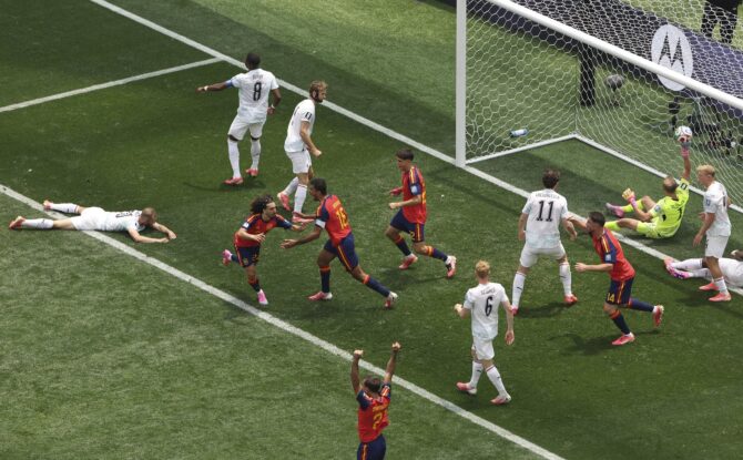 Spaniens Marc Cucurella (Nummer 24) bejubelt einen vermeintlichen Führungstreffer, der wegen eines Fouls aberkannt wird, im Sechzehntelfinale der WM 2026 zwischen Spanien und Österreich im Los Angeles Stadium am 2. Juli 2026 in Inglewood. (Charlotte Wilson / Getty Images)