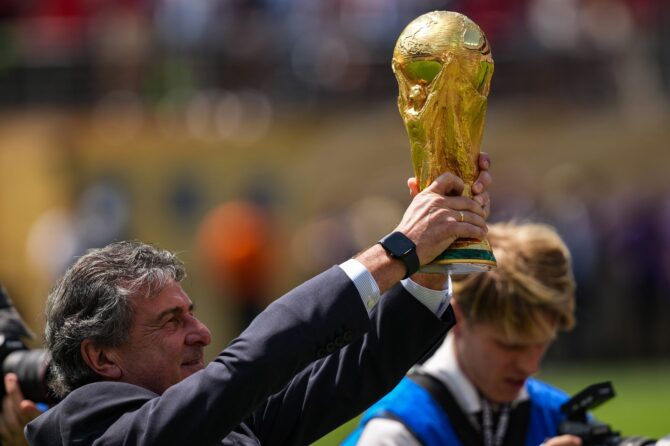 Argentiniens Weltmeister von 1978, Mario Kempes, präsentiert vor dem WM-Finale 2026 zwischen Spanien und Argentinien am 19. Juli 2026 im MetLife Stadium den WM-Pokal. (Andrew Harnik / Getty Images North America via Getty Images)