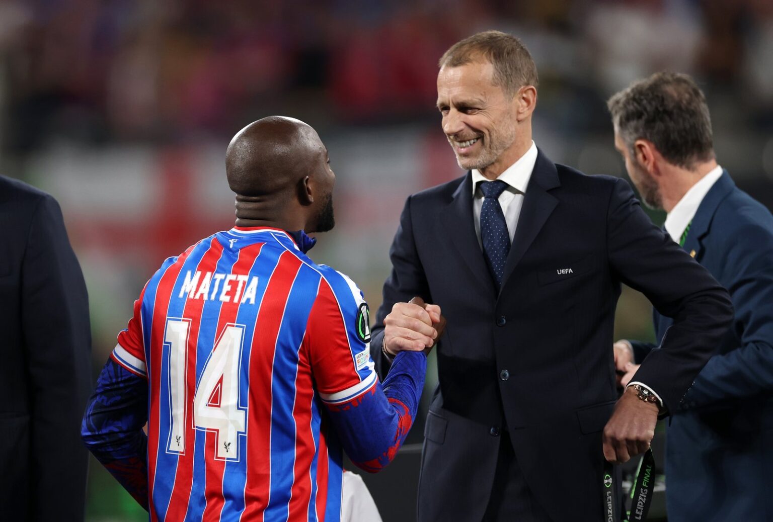 Jean-Philippe Mateta von Crystal Palace erhält nach dem Finale der UEFA Conference League 2026 gegen Rayo Vallecano am 27. Mai 2026 in der Football Arena Leipzig seine Siegermedaille von UEFA-Präsident Aleksander Ceferin. (Maja Hitij / Getty Images Europe via Getty Images)