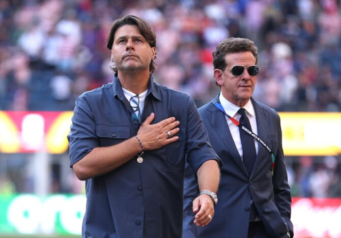 US-Nationaltrainer Mauricio Pochettino applaudiert den Fans nach der 1:4-Niederlage im Achtelfinale der WM 2026 gegen Belgien am 6. Juli 2026 im Seattle Stadium. (Luke Hales / Getty Images North America via Getty Images)